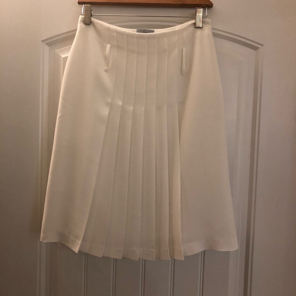 Laura Clement Women’s White Pleated Fully Lined Skirt Size 6. New without tags